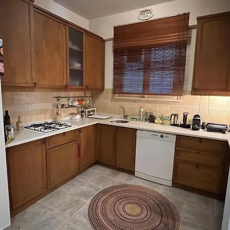 Very Central, Large, Comfortable דירה *
